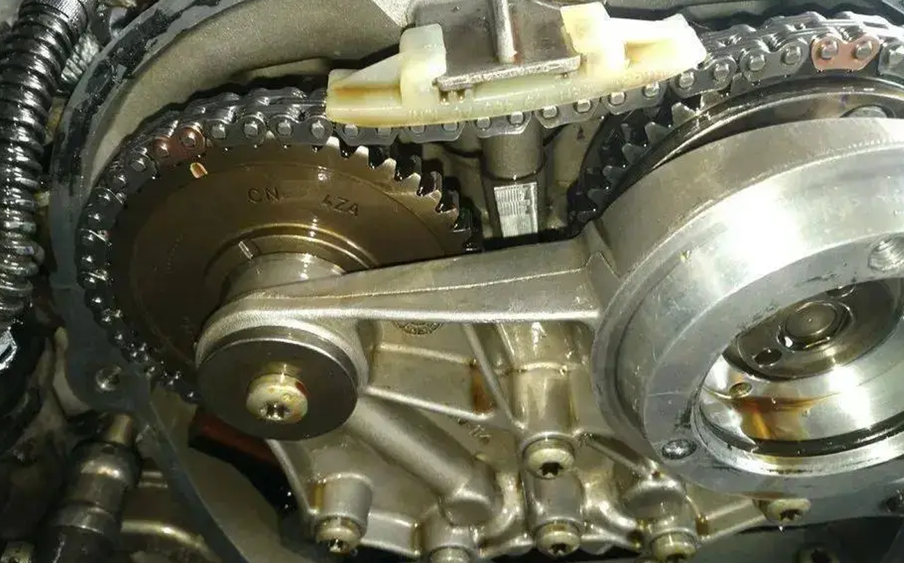 車のタイミングチェーンで歯がスキップすることの症状は何ですか